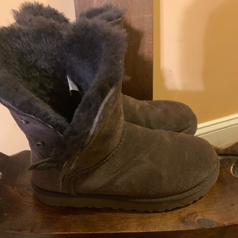Ugg Size 8 - image 2